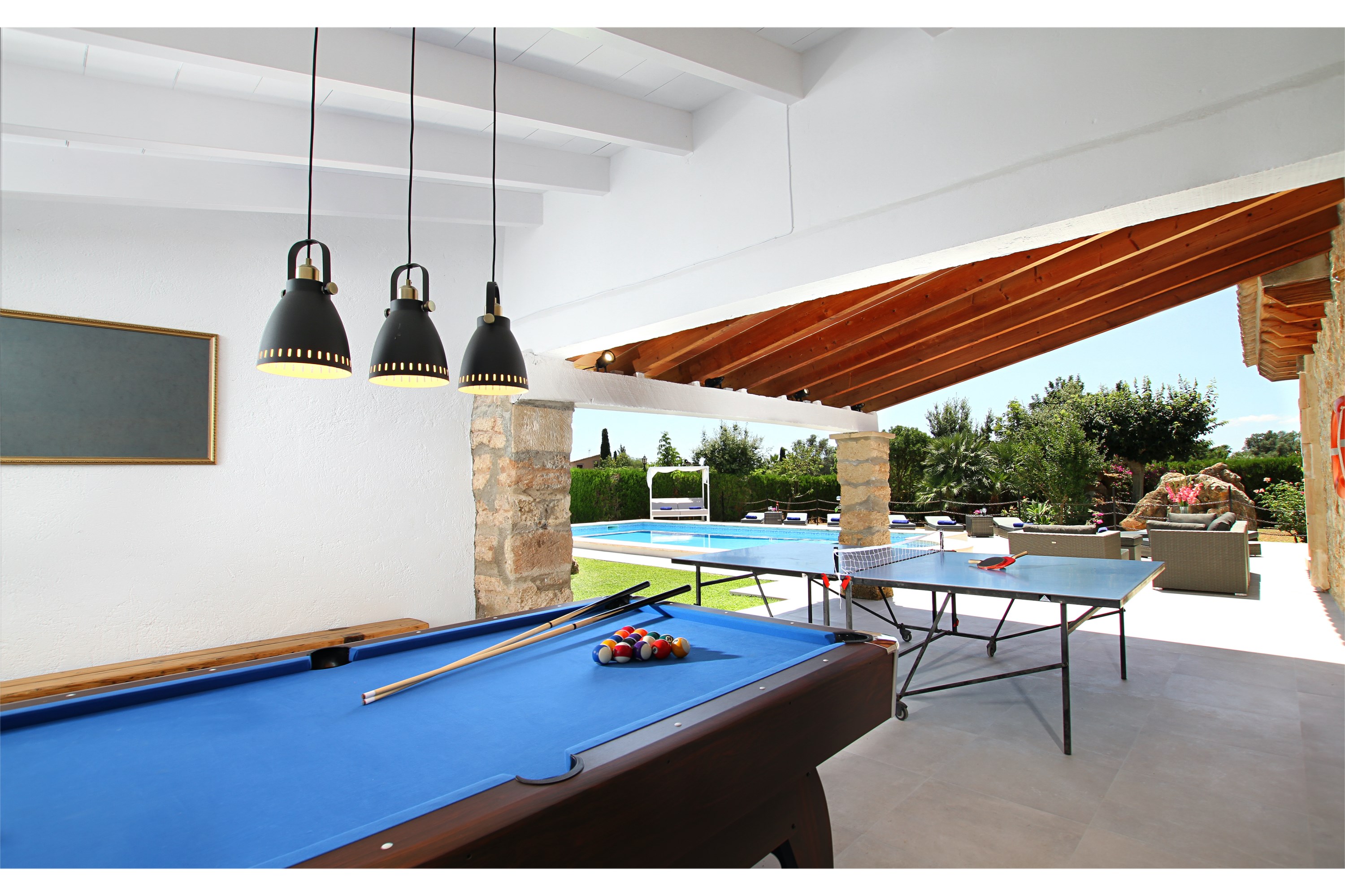 Villa El Crever — pool table terrace
